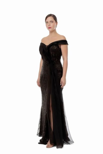 فستان سهرة بمقاسات كبيرة مزين بتفاصيل من التول والترتر